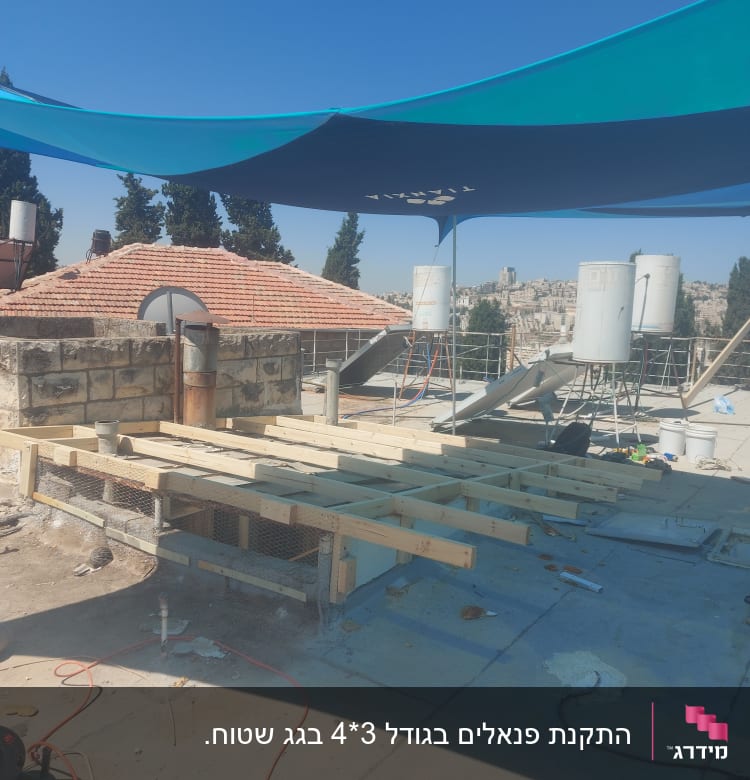 מבנה עץ בבנייה עם קורות עץ על גג